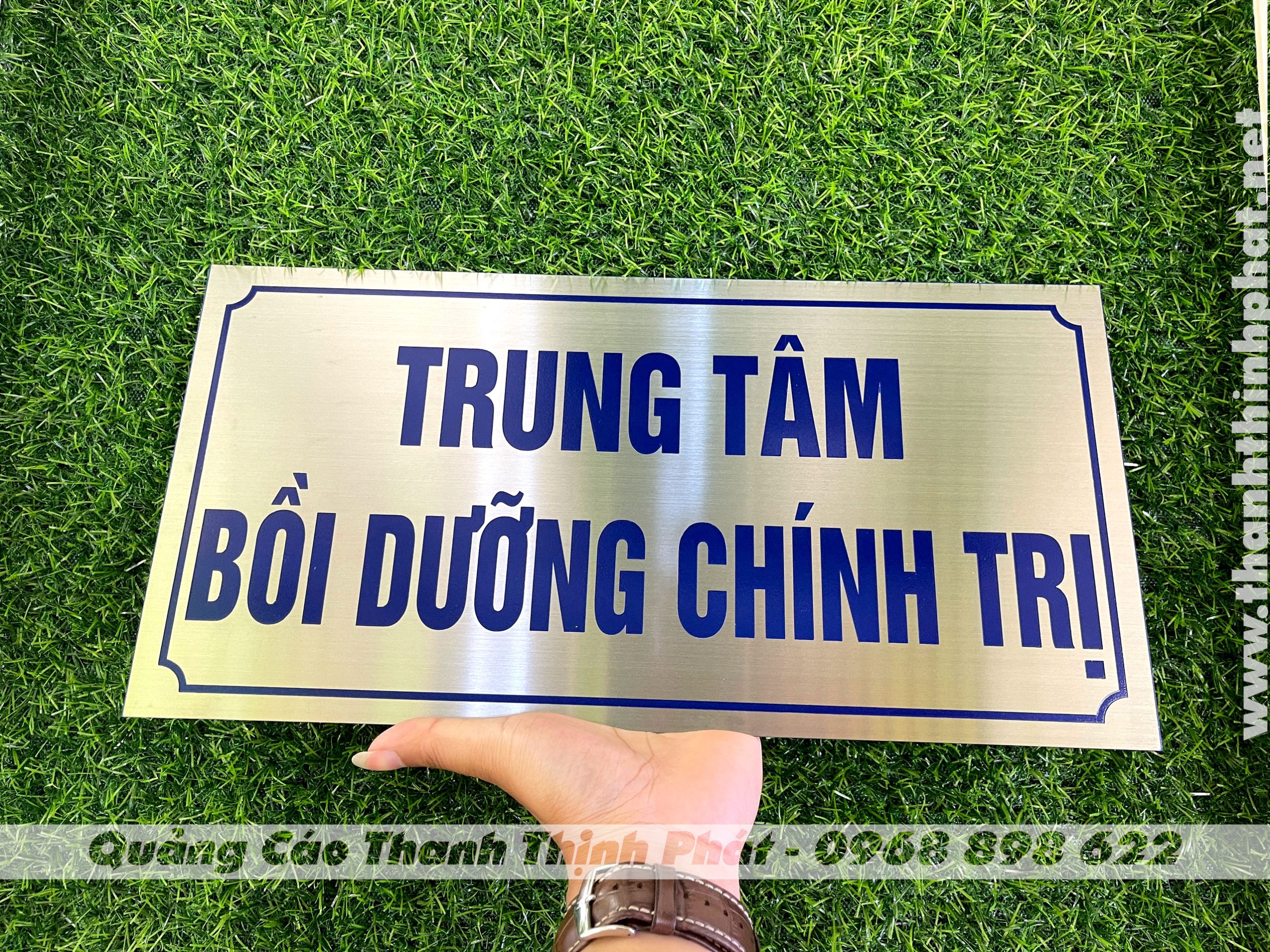 giá làm biển tên phòng ban inox